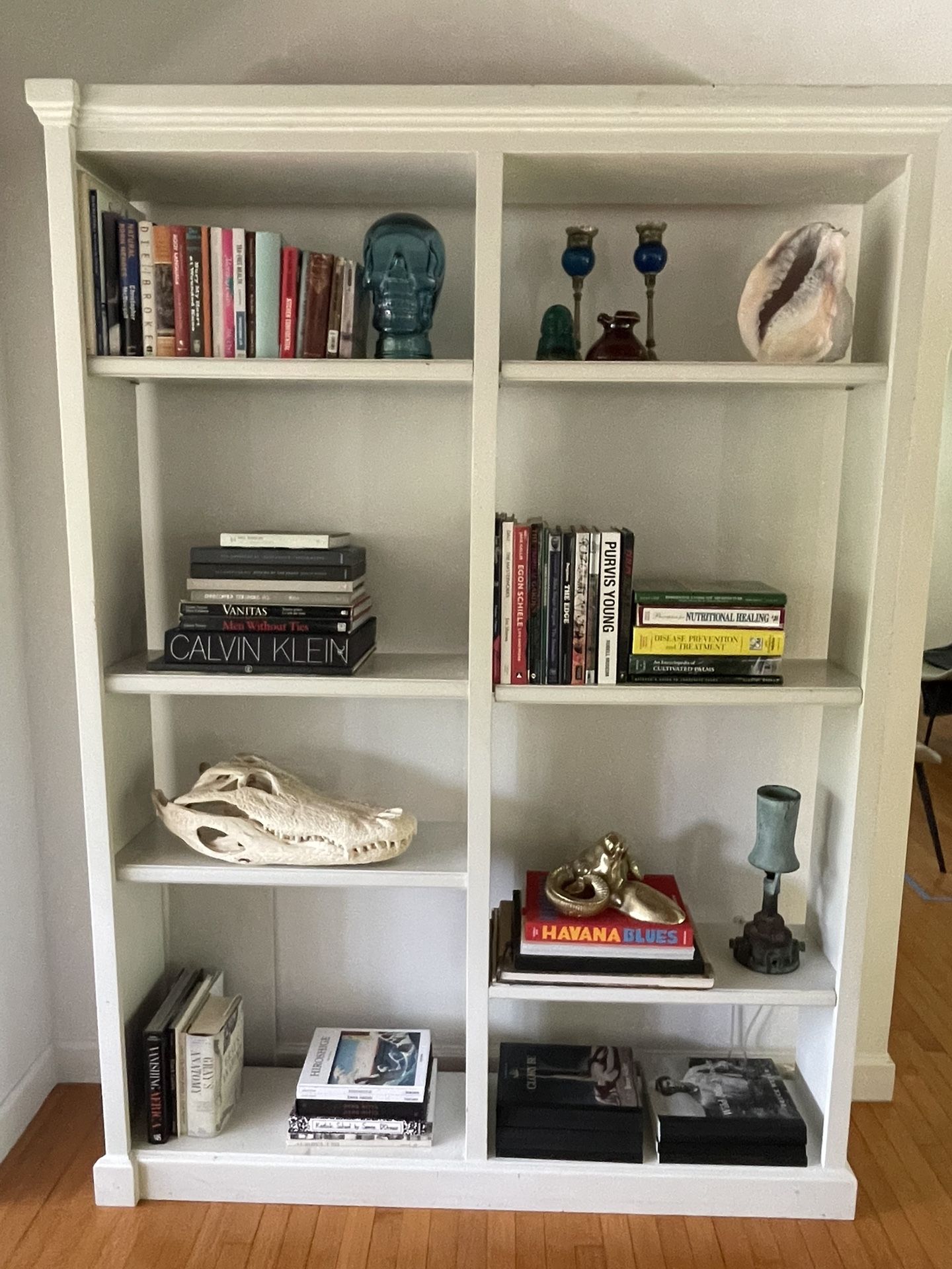 Modern White Lacquered Wood Bookshelf/ Bookcase