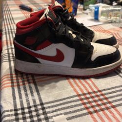 Size 6y Has Box But No Lid 