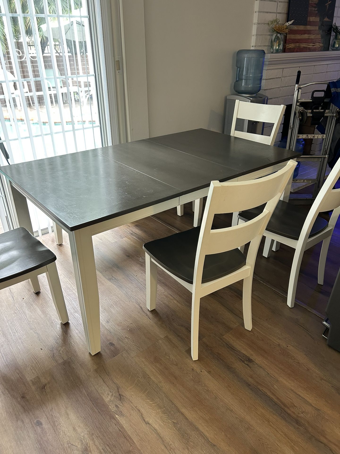 Bob’s Furniture Dinning Table W/4 Chairs And A Bench, Comes With It’s Leaf Like New Table