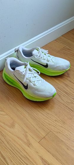 Nike Vomero 18 Men’s Size 11 Max Cushion Running Shoes White/Green/Black