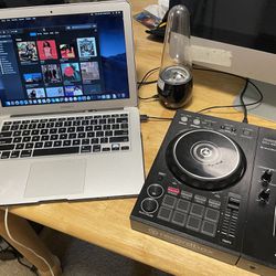 DJ Recording Entertainment Studio MacBook 