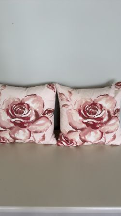 2 floral pillows