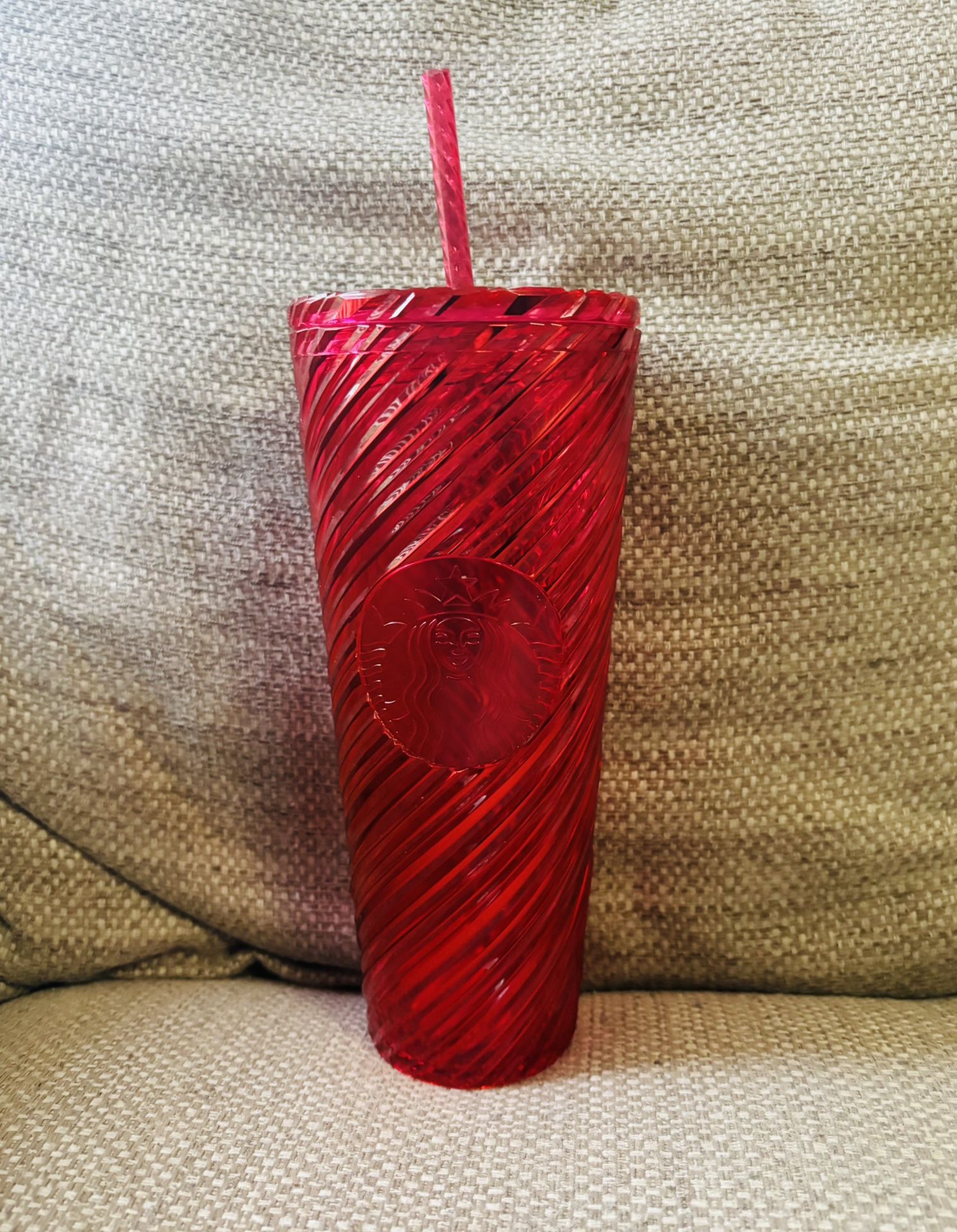 Starbucks Red Swirl Plastic Cold Cup  24fl Ounces w/ Lid & Straw