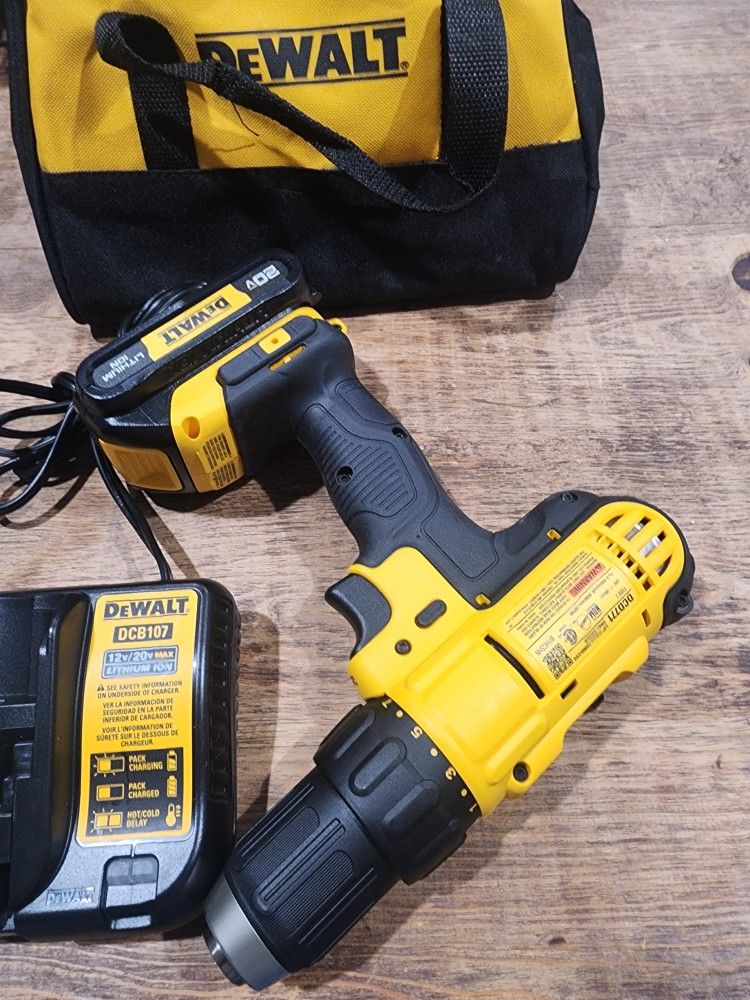 Dewalt 20v Drill With Baterie Charger And Bag New $85