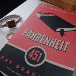 Fahrenheit 451 by Ray Brad bury 