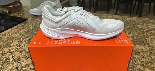 NIKE QUEST 5 SIZE 9