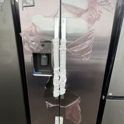 GE Refrigerator With Water And Ice In Stainless Steel 