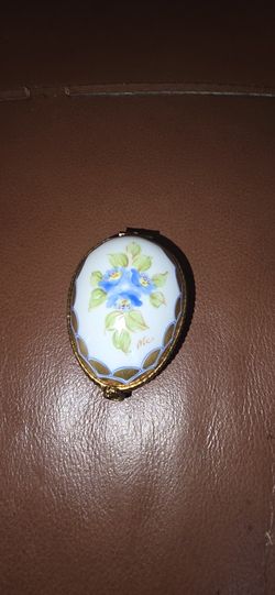 BEAUTIFUL LIMOGES COLLECTABLE EGG IN EXCELLENT CONDITION 