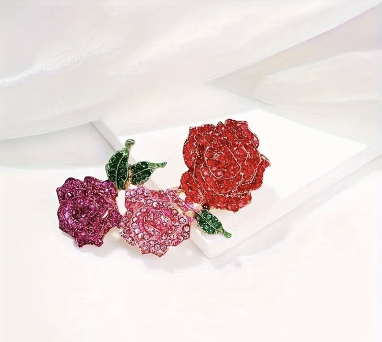 Spring New Three Rose Flower Brooch for Suits, Dresses, Sweaters, Scarves, Shawls, And Coats; a High-End, Exquisite, And Elegant Corsage for Daily Gat