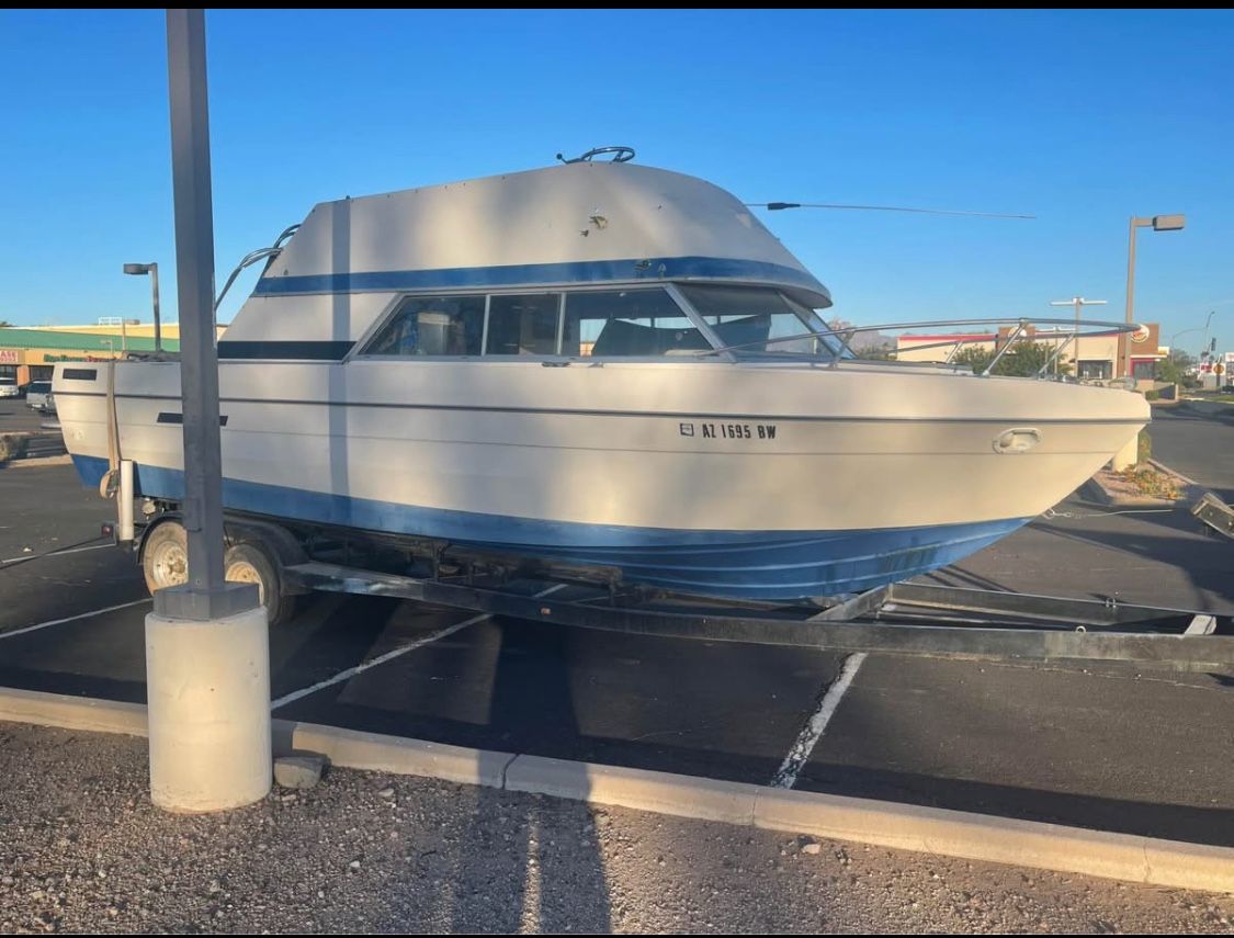 1975 Bayliner Fly Bridge Boat