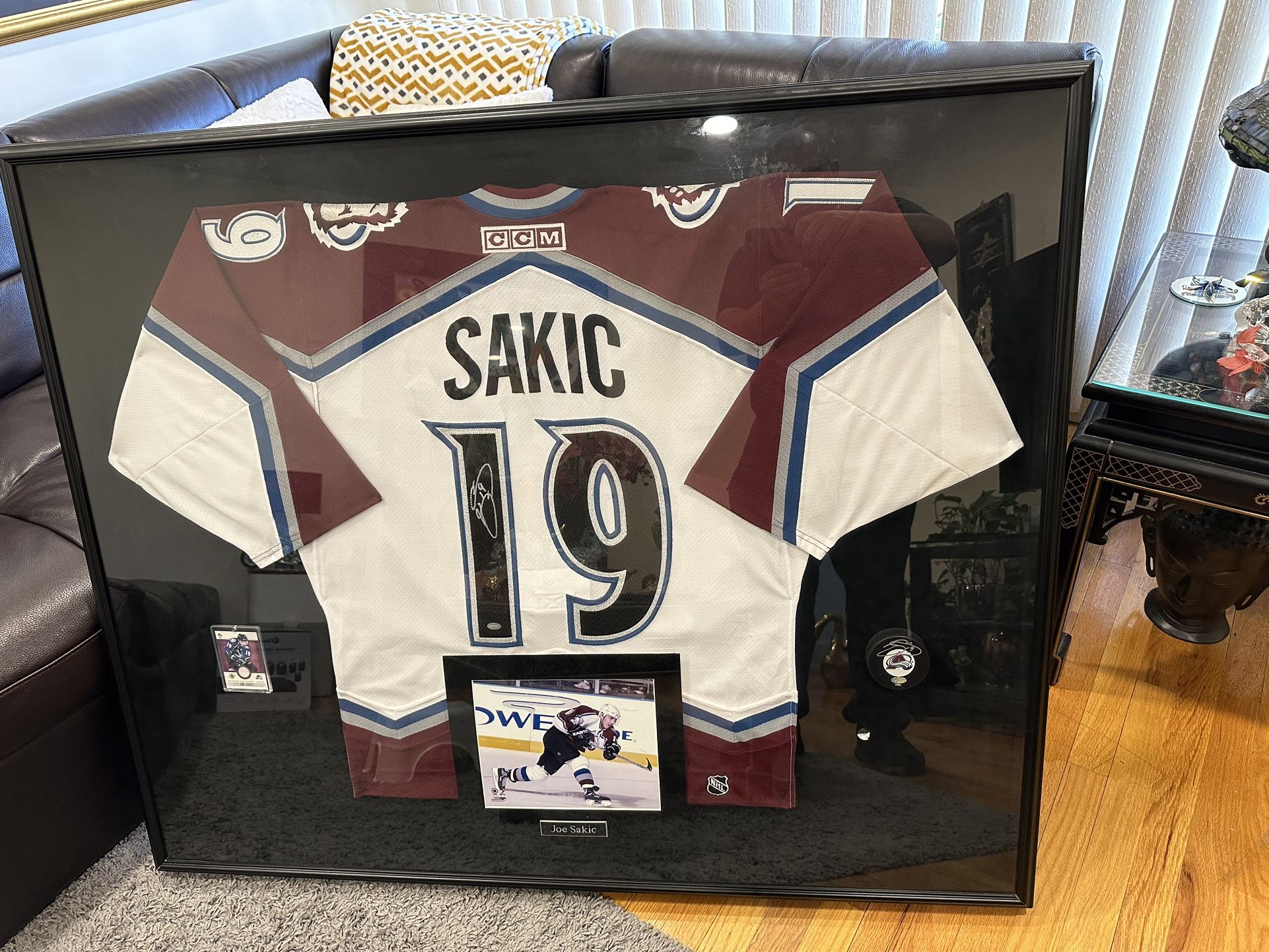 Joe Sakic Signed Vintage Autographed Jersey Colorado Avalanche 'HOF