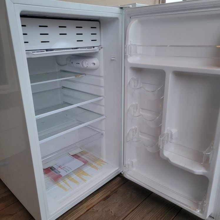 Refrigerator Magic Chef,new contition,width 19.1,height32.1,depth 22.7
