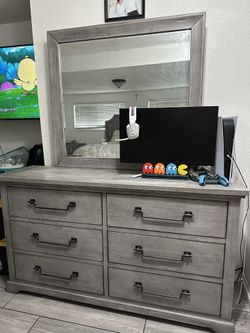 Dresser With Mirror