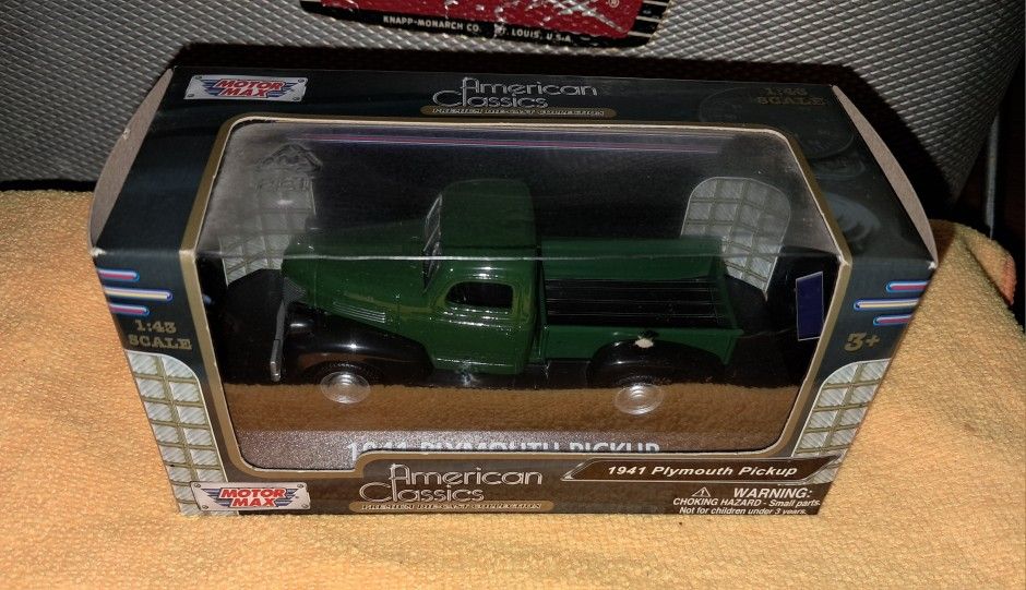 1941 Plymouth Pickup Green 1/43 Diecast Model
Car by Motormax