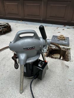 Uncloggin Plumbing Plumber snake Out