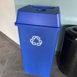 Rubbermaid 50 Gallon Recycle Bin w/ Bottle & Can Lid