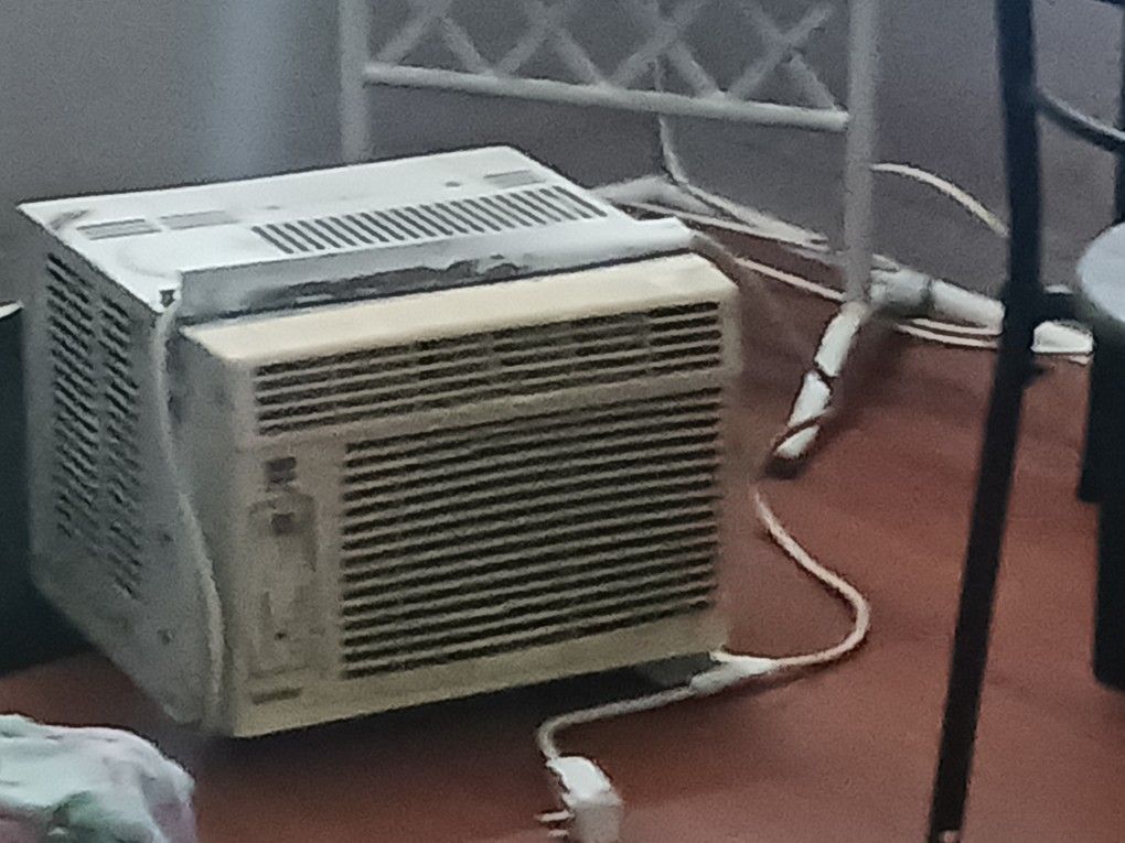 Ac Unit Selling Because It Is An Extra Taking Up Room
