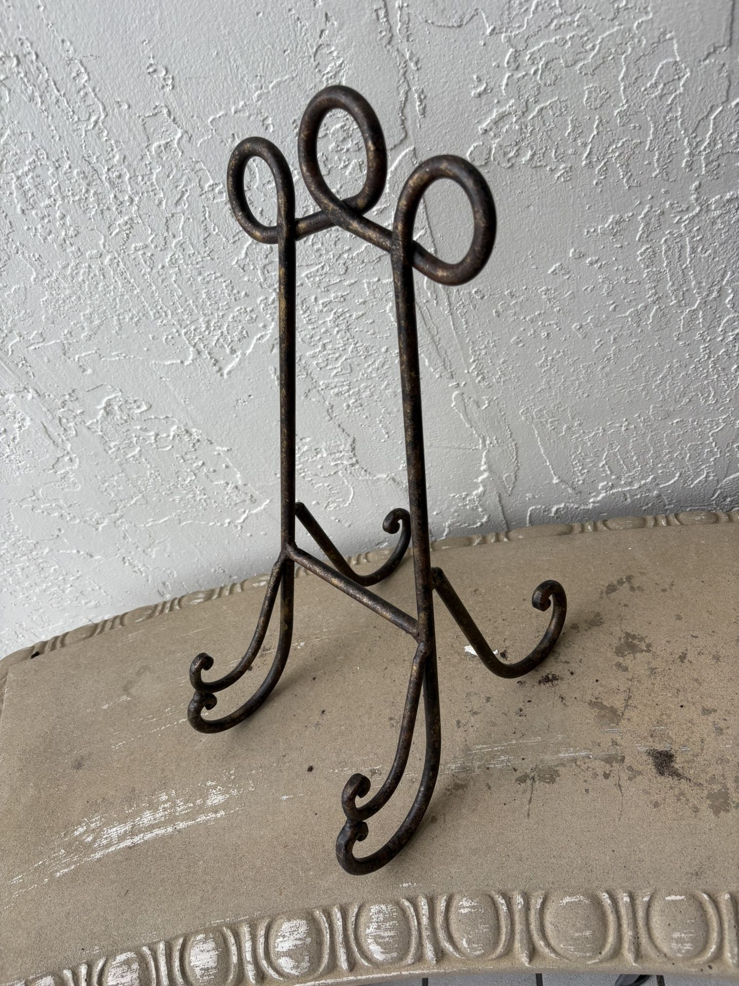 IMAX Worldwide Home Metal Easel Stand – Vintage Bronze Finish – Ornate Scroll. H16”, W7”, Deep10”.👇
