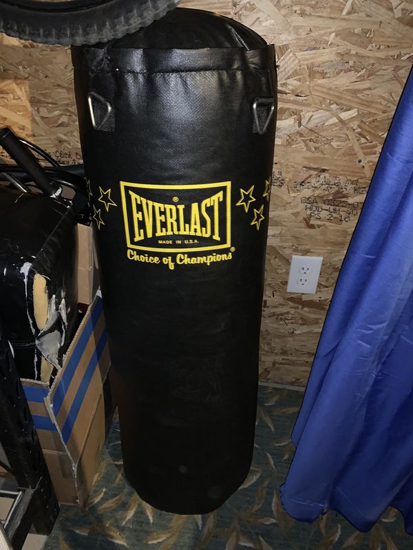 Everlast punching bag and chain set up for Sale in Shelton, CT - OfferUp
