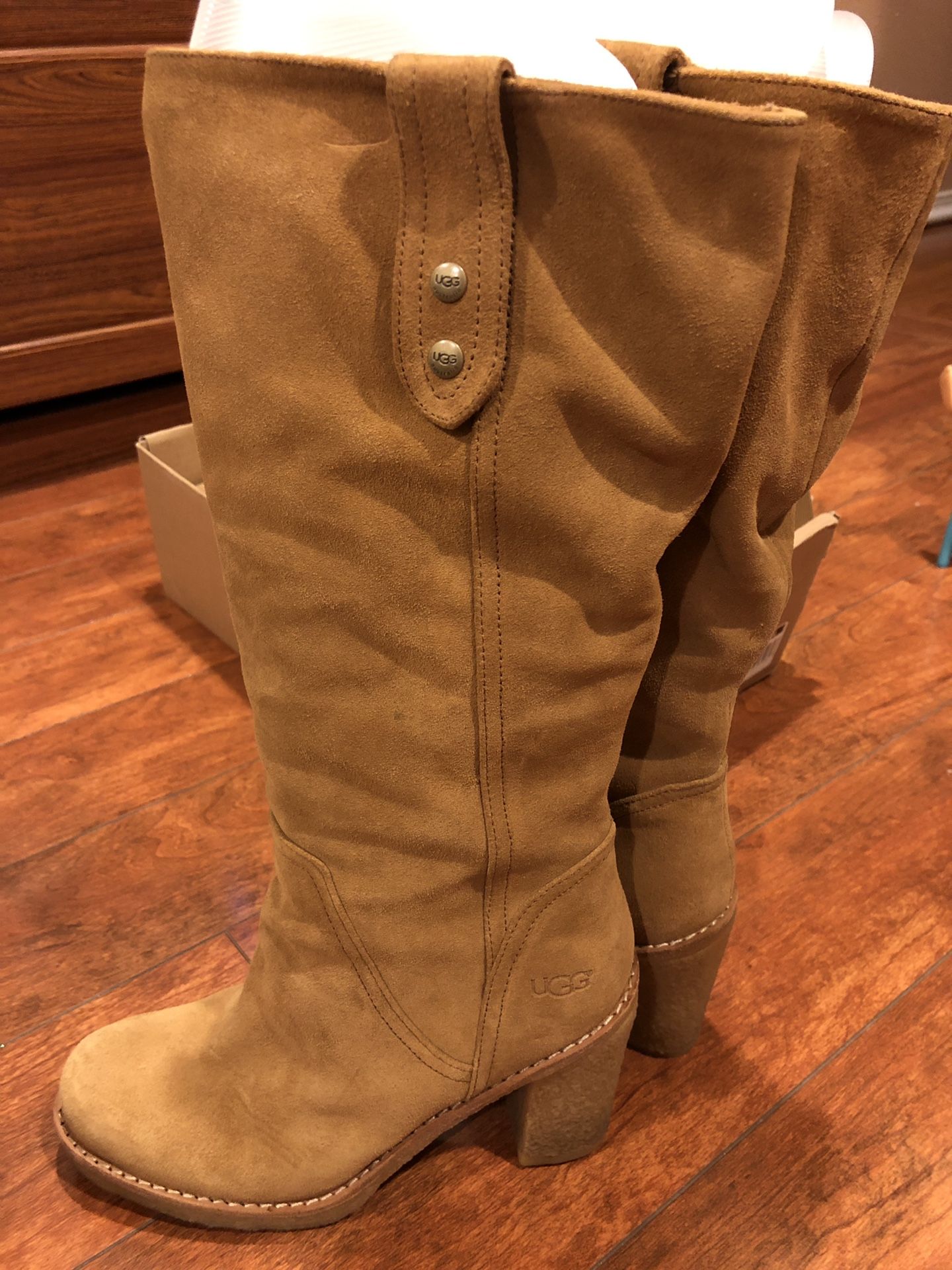 Ugg boots size 7, like new, Pick Up Only