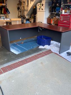 Desk with adjustable standing height