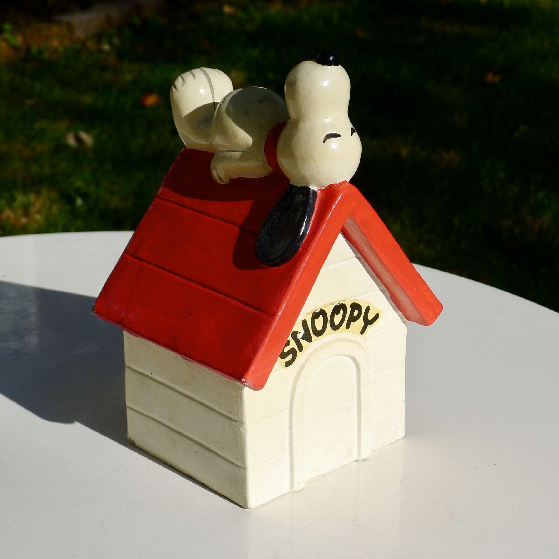 1970 Snoopy Doghouse Coin Bank (no stopper)