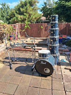 Drums. Large Perl shell pack and cage rack
