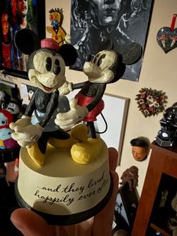 Hallmark Disney Mickey Minnie figurine