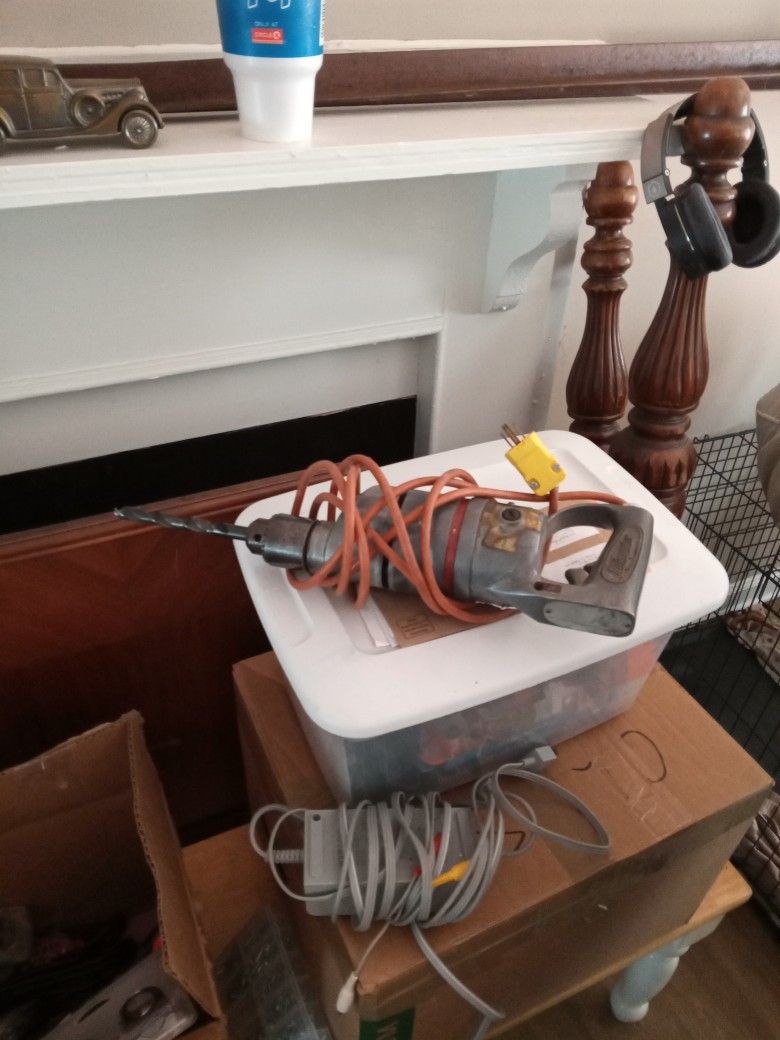 MILWAUKEE DRILL IN GOOD CONDITION. ( WORKS )