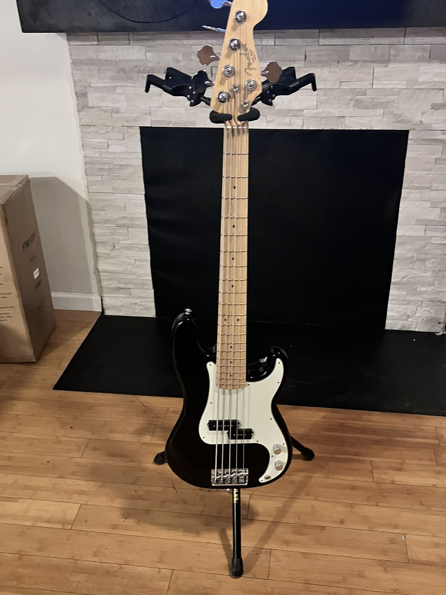FENDER JAZZ - Bass Guitar