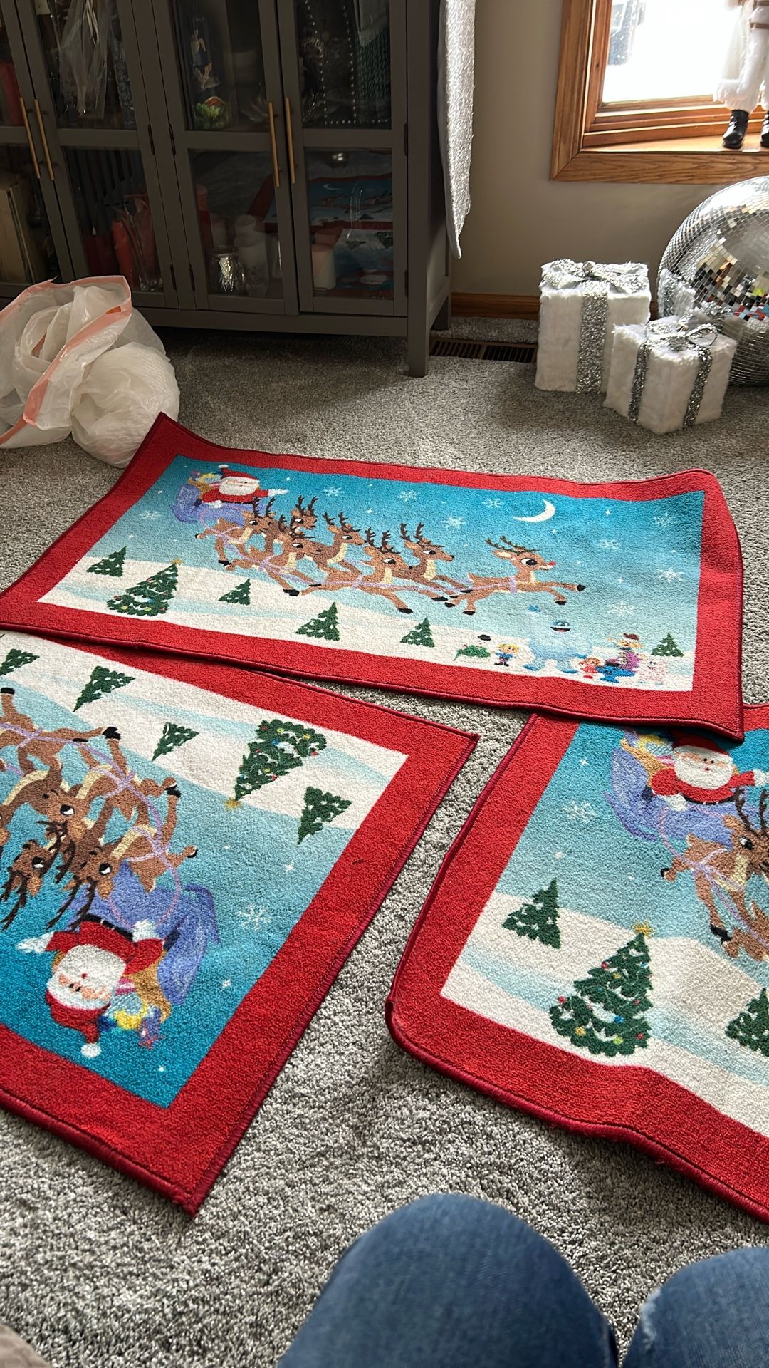 24x42. Thread Xmas Rugs. Excellent Condition Used Once