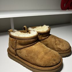 UGG Toddler Classic Ultra Mini (9C)