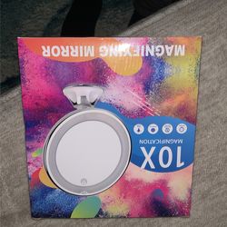 Magnifying Mirror With Light 