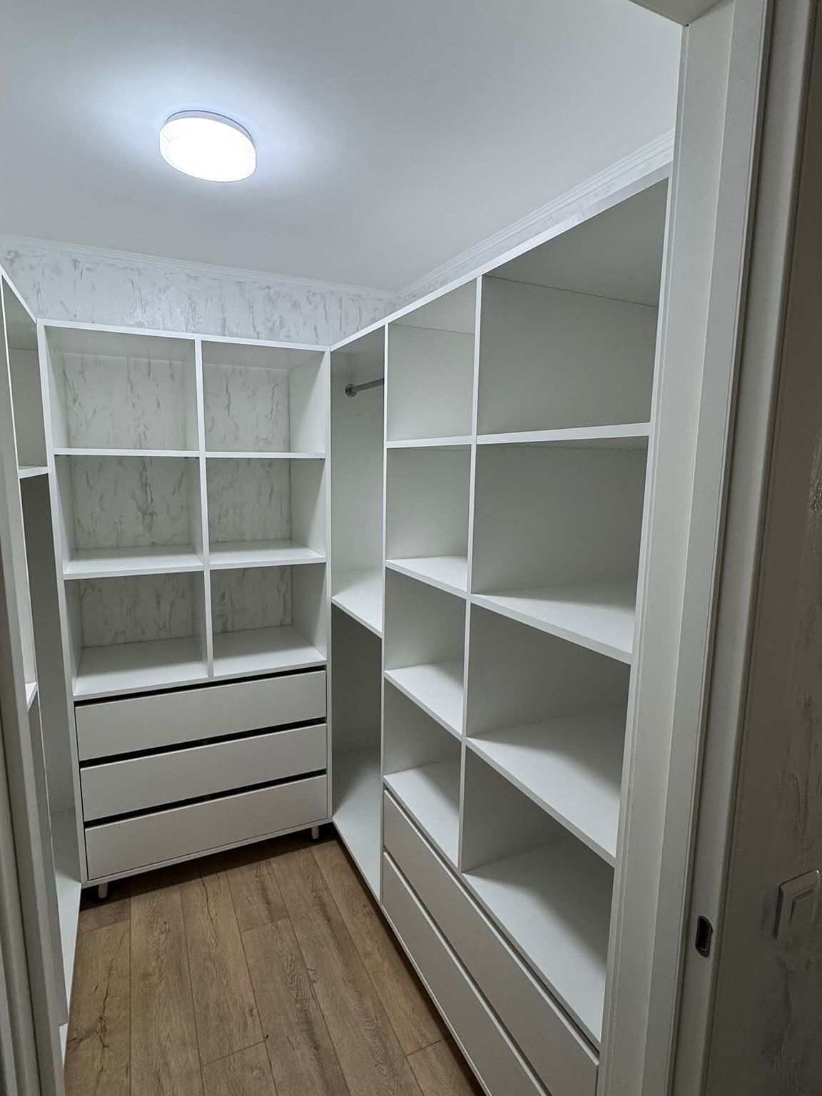 Custom Walk-In Closet – Modern White Finish / Closet Personalizado Moderno Blanco