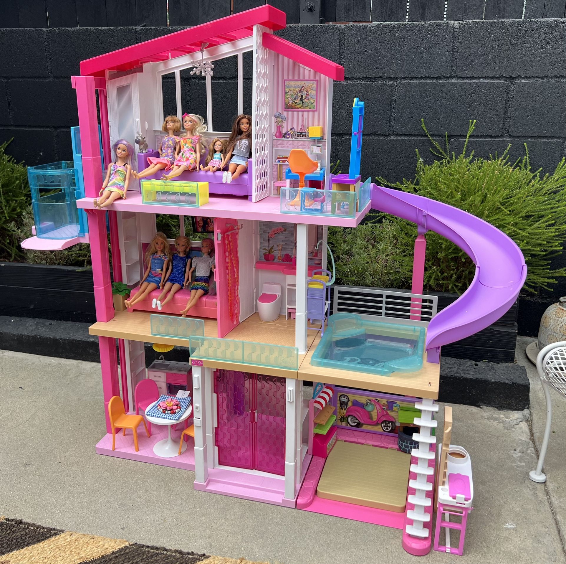 Barbie Dream House + 7 Barbie Dolls! 🌴