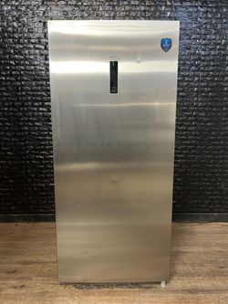 MIDEA STAND UP FREEZER w/WARRANTY! R3093A