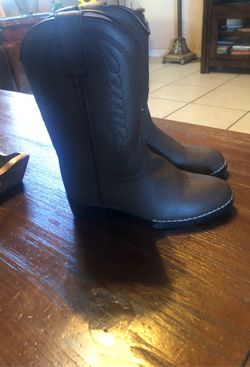 Kids boots size 10