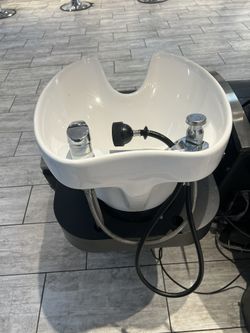 Hair shampoo chair