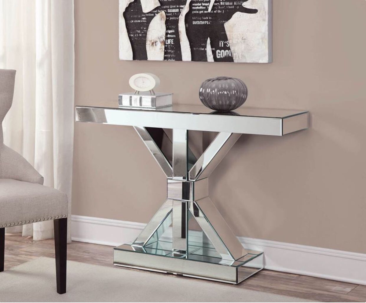 Beautiful Console Table in Offert (930009)
