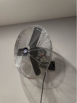 **like new** global industrial wall 24” oscillating wall mount fan