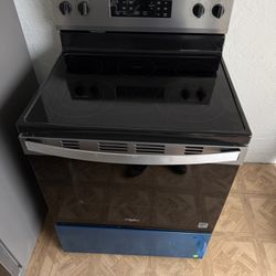 LIKE NEW WHIRLPOOL GLASS TOP STOVE.