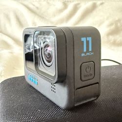 GoPro HERO 11 Black + 5 Enduro Batteries + Full Accessory Bundle – Excellent Condition