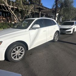 2009 Audi Q5 Runs Great, Oil Leak, Good Condition.