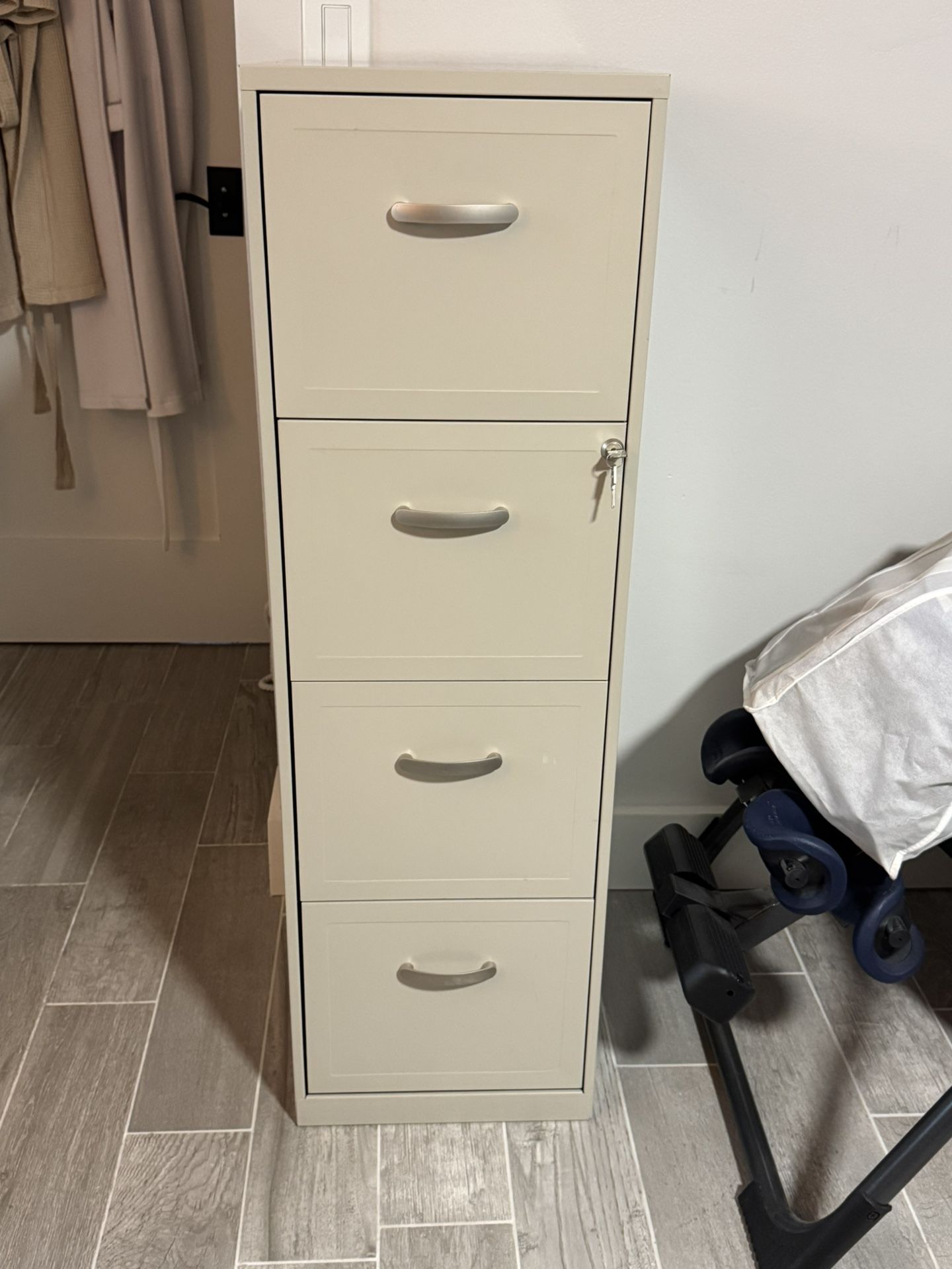 Filing Cabinet With Lock & Key