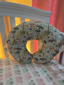 Crib with nursing pillow