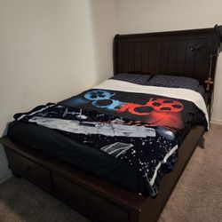 Queen Bed and Dresser Set With Mirror