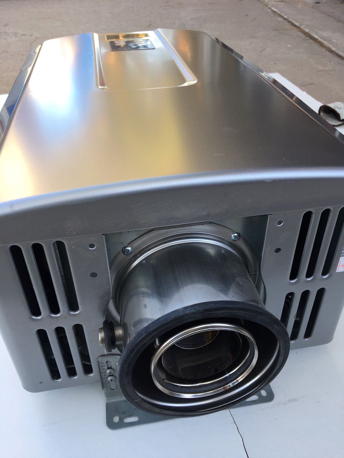 Rinnai 7.5 GPM Natural Gas indoor Tankless water heater for Sale in El