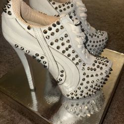Zigi Girl tacones con tachuelas / stilettos blancos talla 9
