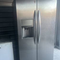 FRIGIDAIRE SIDE BY SIDE REFRIGERATOR  DELIVERY AVAILABLE FOR SMALL FEE 🚛