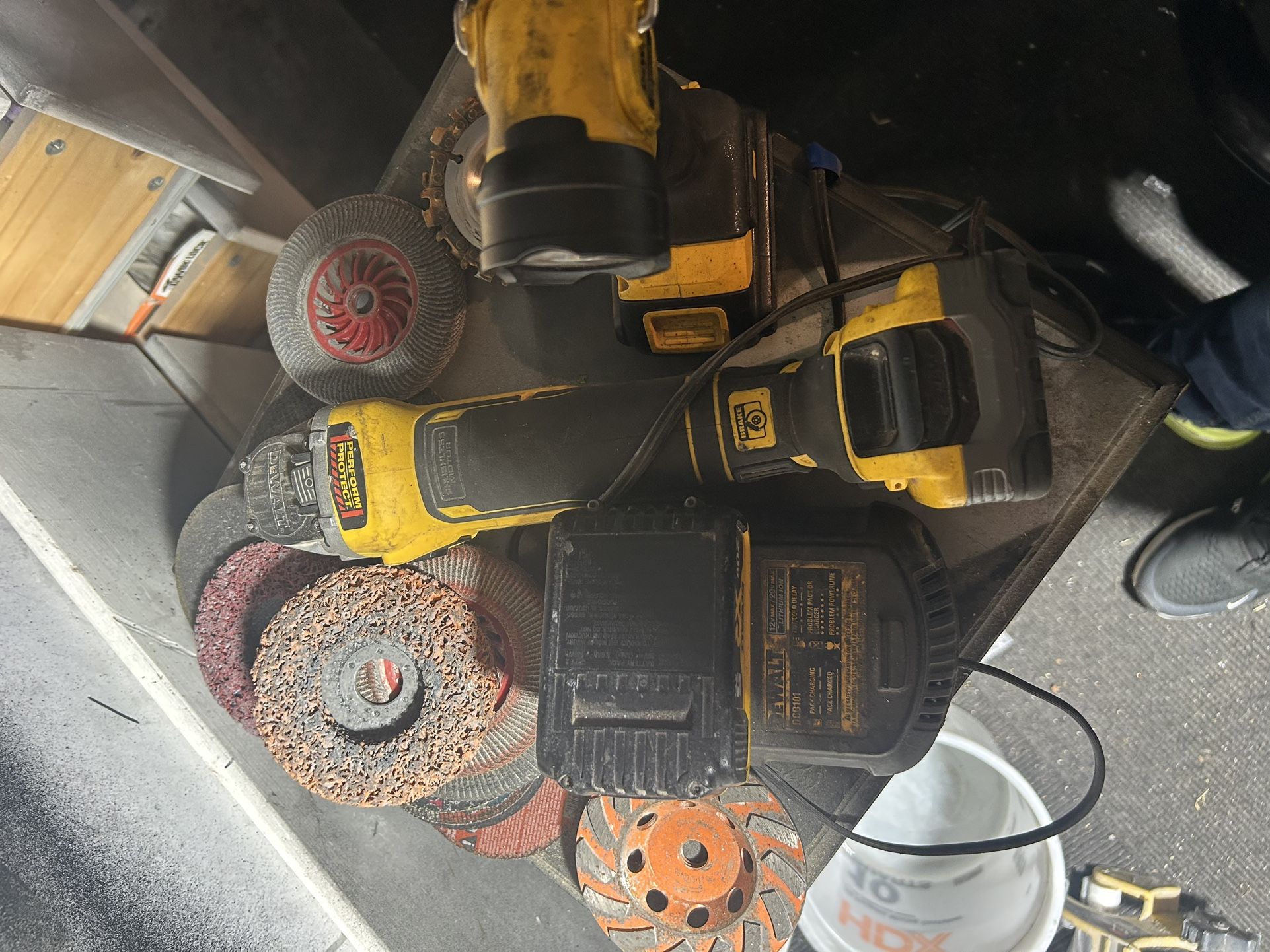 Dewalt griinder, Batteries & Charger, Flashlight, And Accessories 